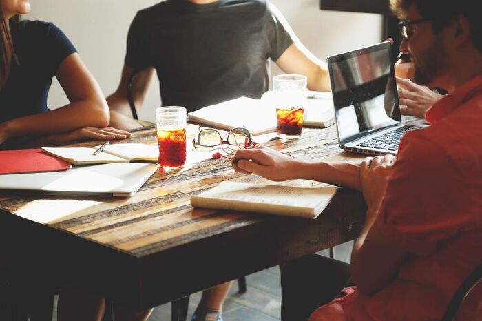 Gespräch Meeting (© https://pixabay.com/de/photos/treffen-brainstorming-gesch%C3%A4ft-594091/) Gespräch Meeting