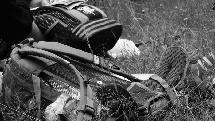 Schultasche (© https://pixabay.com/photos/backpacks-rucksack-trip-tourism-1888879/) Schultasche